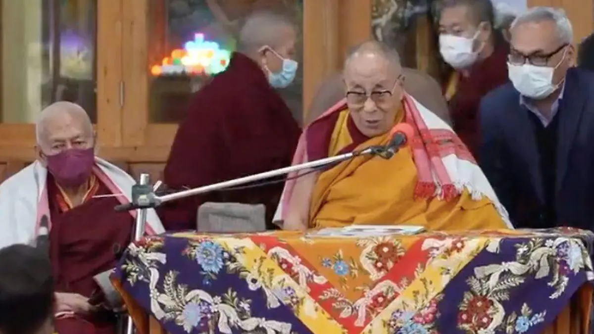 Video del Dalai Lama besando a un niño en India causa indignación (1)